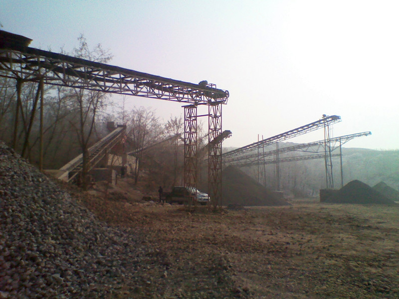 花崗巖制砂設(shè)備生產(chǎn)現(xiàn)場